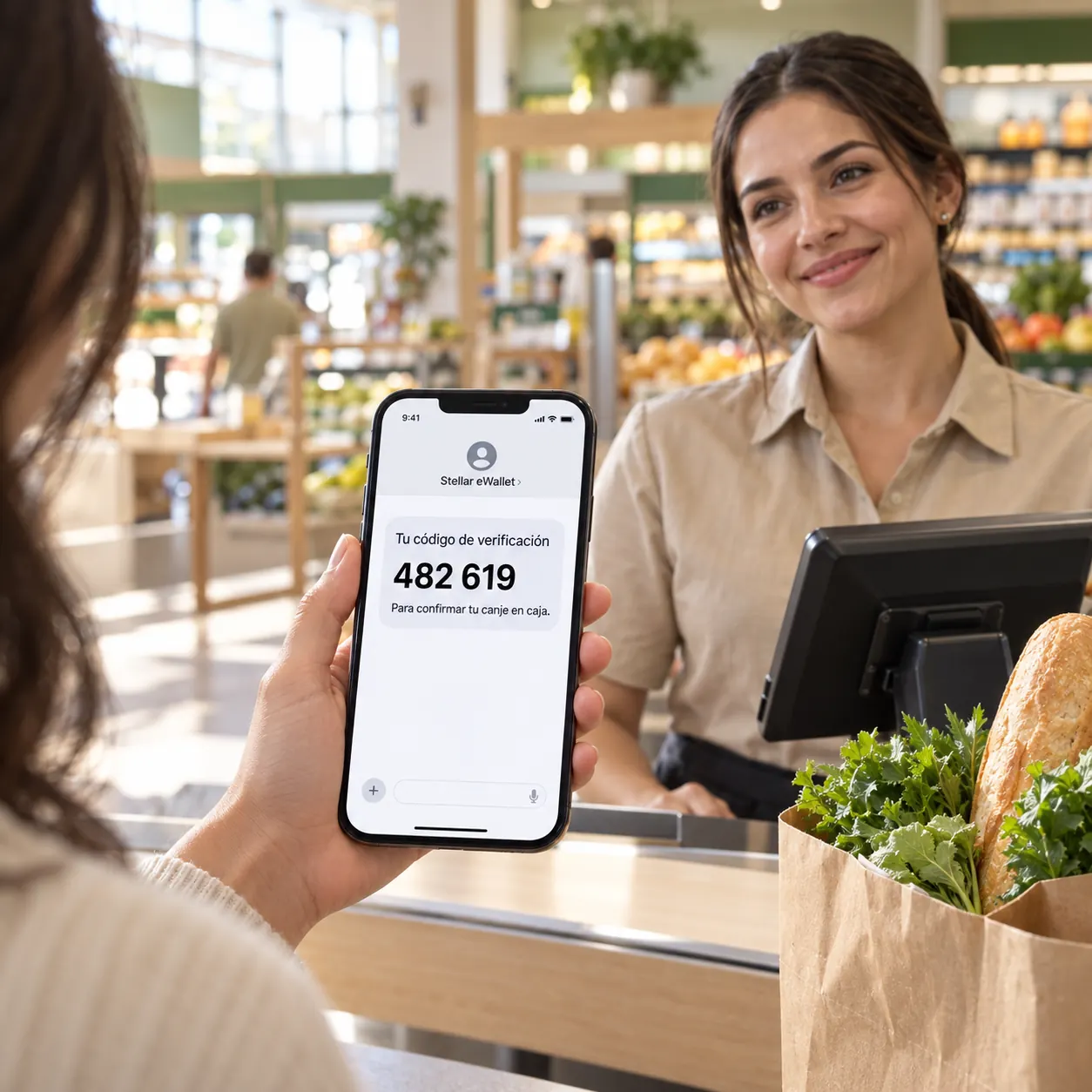 Representación de una clienta confirmando un canje eWallet con un código en su teléfono, frente a la cajera