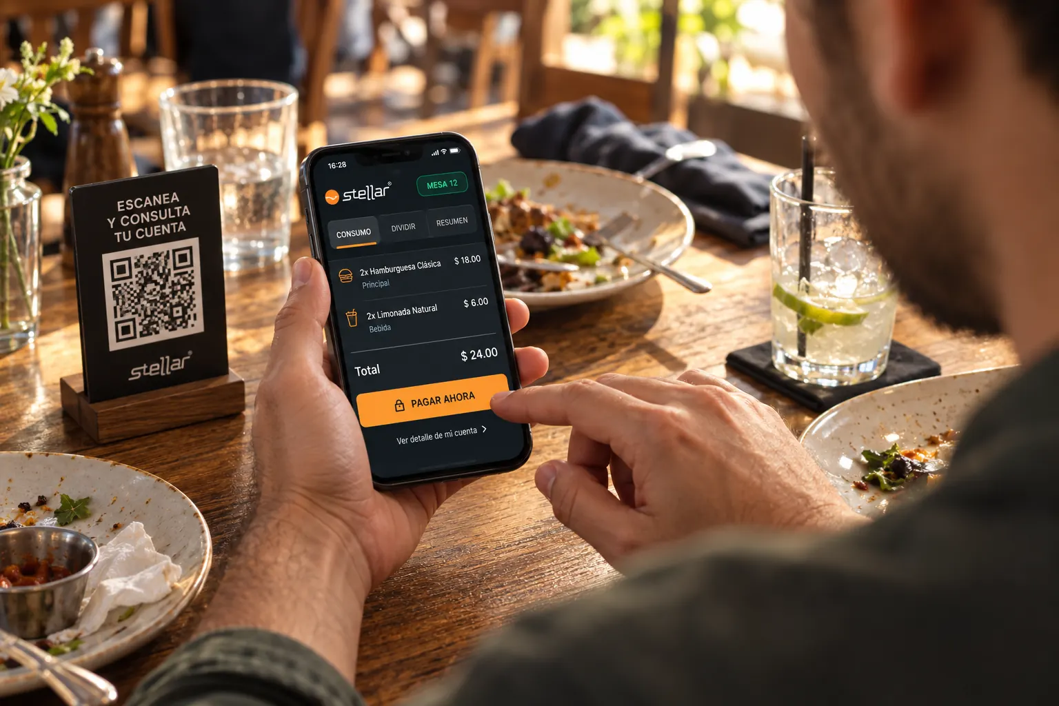 Comensal consulta la cuenta desde su teléfono en una mesa; escena generada con referencia de mFOOD